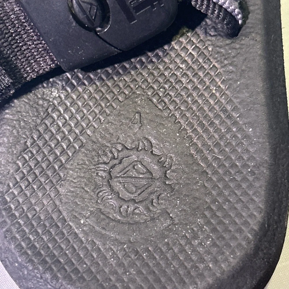 Reef Convertible Gray and Black Sandals Youth size 4